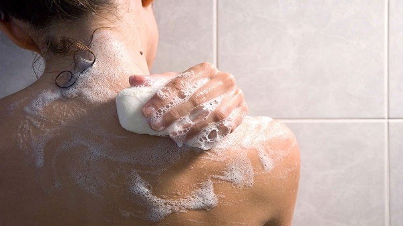 Sử dụng xà phòng khi tắm
