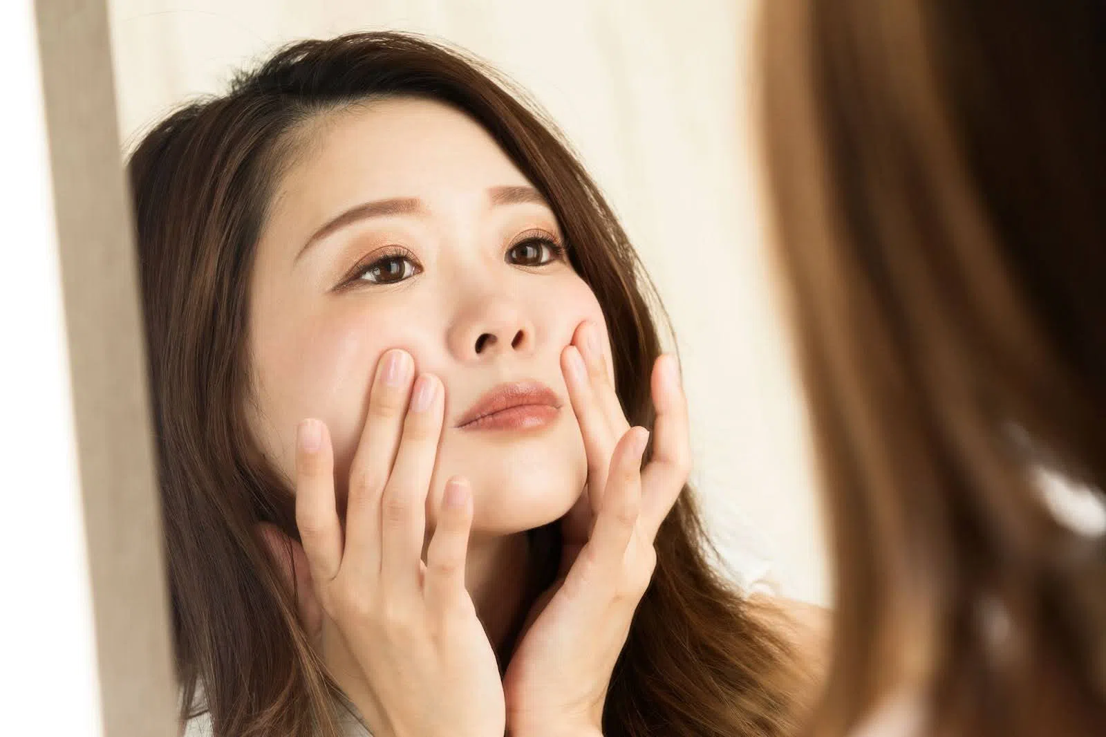 Massage da mặt giúp tăng cường độ đàn hồi và săn chắc da, hạn chế nếp nhăn 