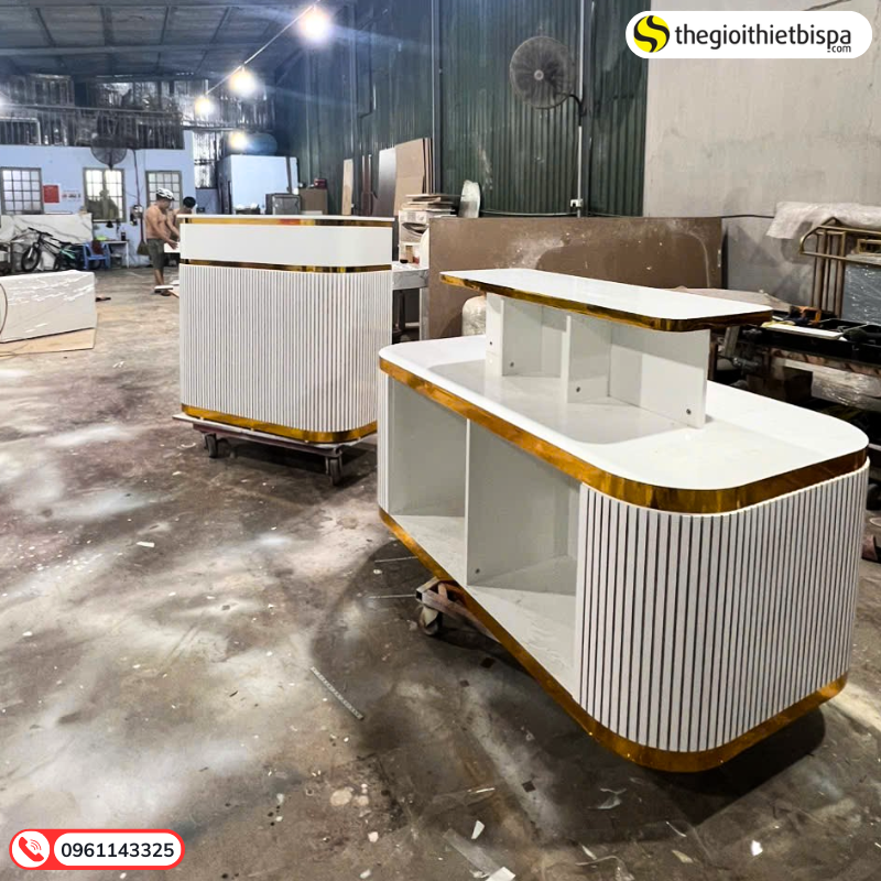 quầy lễ tân viền mạ vàng
