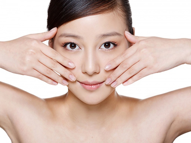 Massage mặt là cách làm săn chắc da mặt sau khi giảm cân hoặc sinh con đơn giản mà hiệu quả