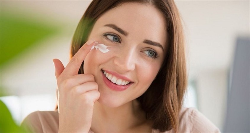 Chăm sóc vùng mắt bằng các loại kem dưỡng chuyên dụng